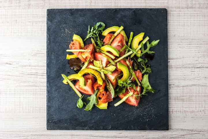 La dieta cetogénica perezosa incluye verduras y grasas saludables.