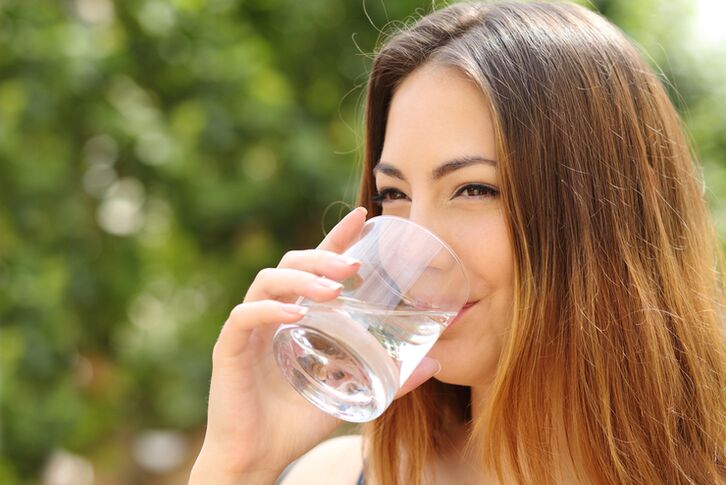 Todo lo que necesitas hacer con una dieta perezosa es beber suficientes líquidos.